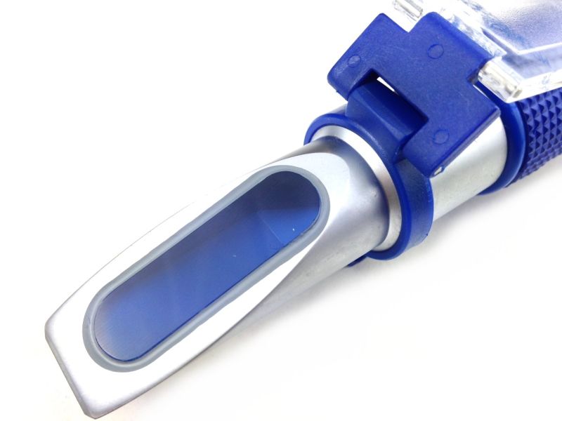 Beer refractometer for determining the sugar content