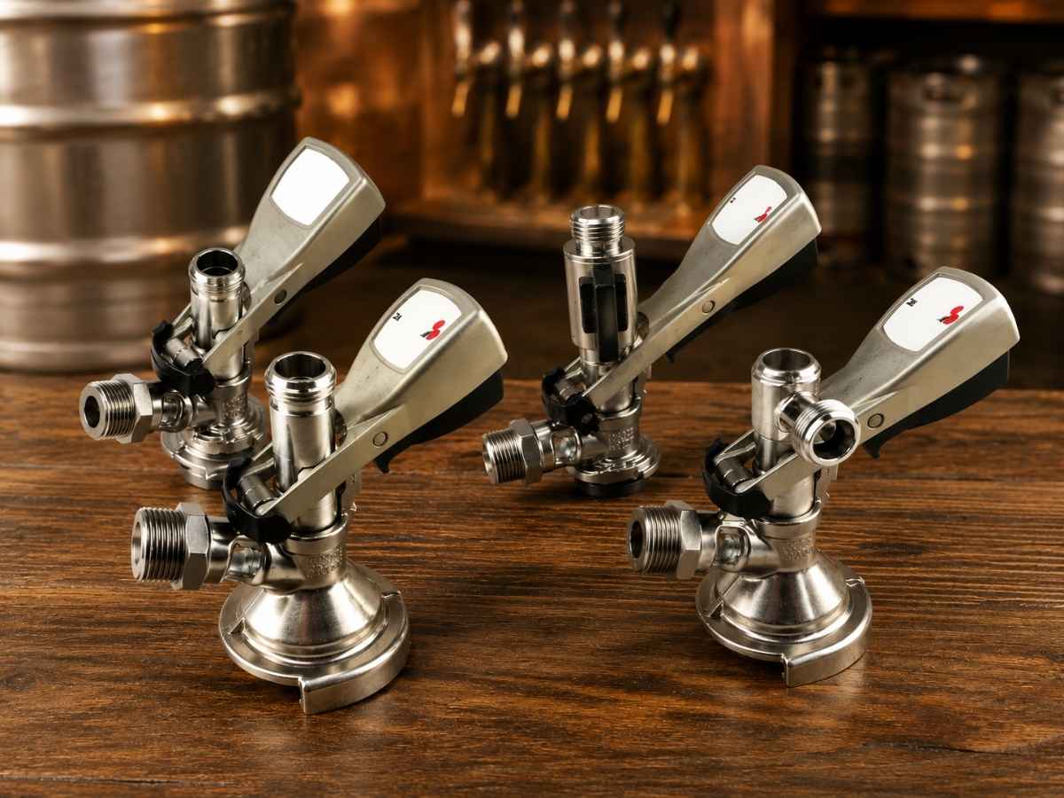 Zapfköpfe für Flach, Kombi, Korb und Draft Bierfässer Vier Zapfköpfe für Bierfässer und Zapfanlagen mit verschiedenen Keg Systemen