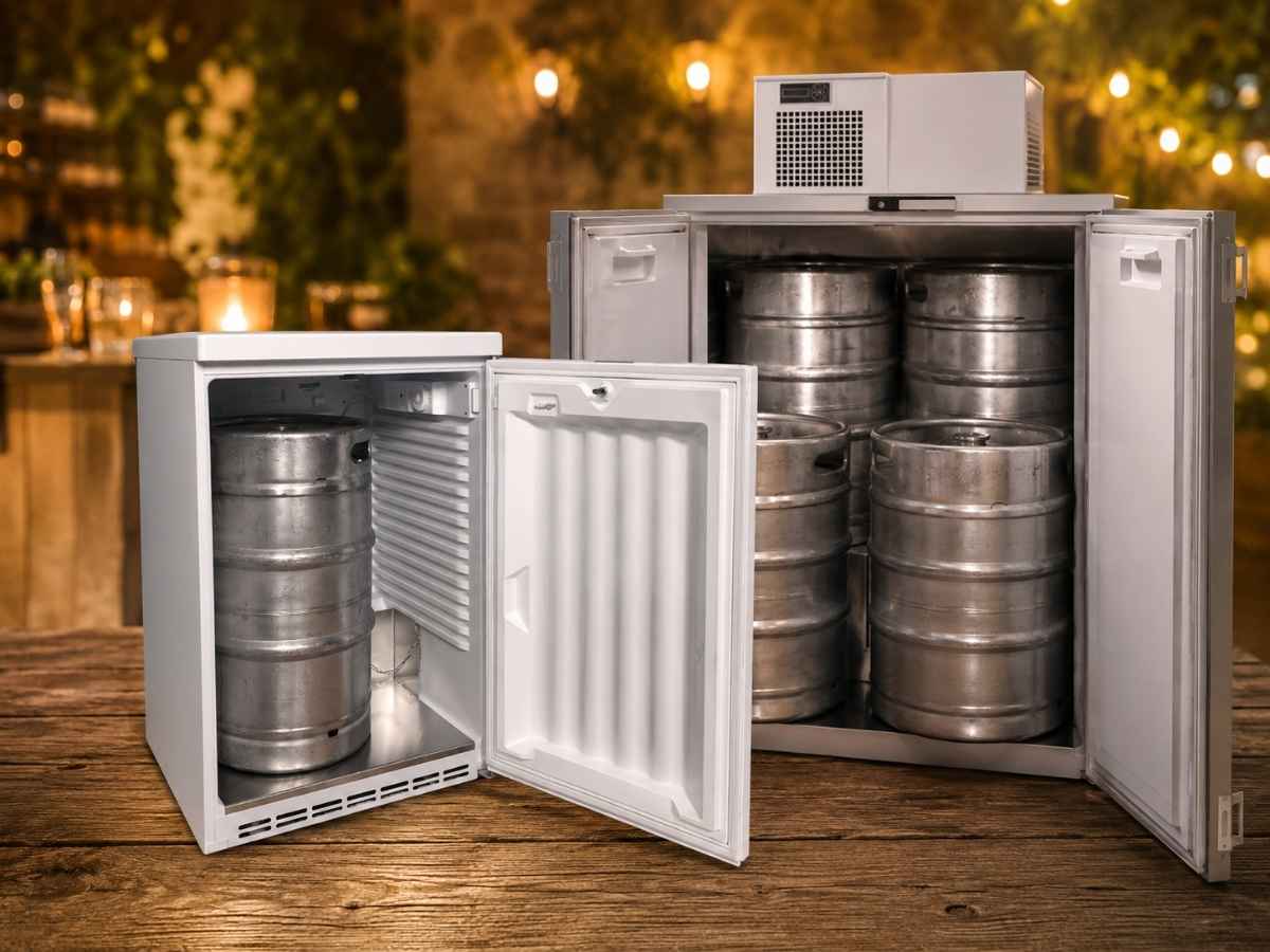 Bierkühlung und Fasskühlung mit Kühlschrank für Bierfass und geöffneter Fasskühlerbox für vier Fässer